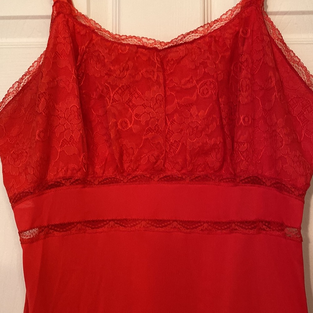 Red slip with lace bodice and bottom with adjustable straps in EUC Vintage - Picture 2 of 8